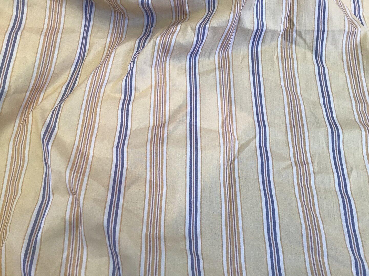 Tessuto di cotone popelin da camiceria, disegno a righe, colori di terra come giallo,clù, marrone e verde.