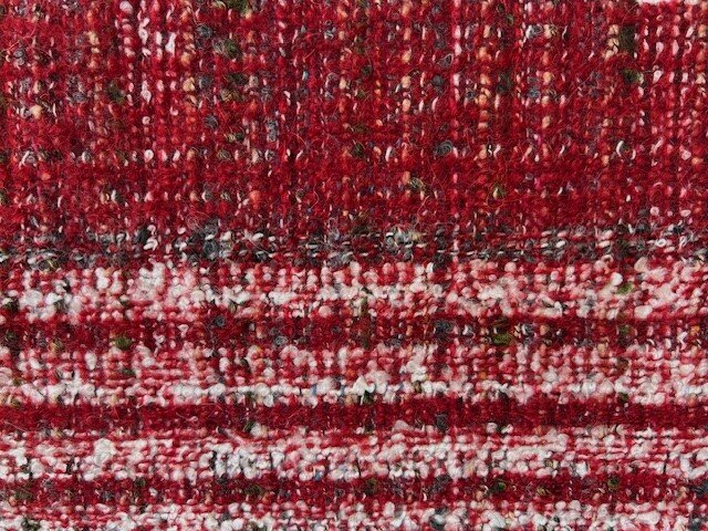Tweed in lana, colore rosso, righe quadruple bianche, peso 280 g./m.q., altezza 150 cm., tessuto prodotto per cappotti e giacche di marca internazionale.